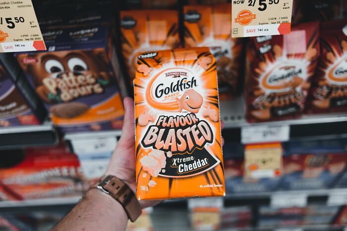 Newcomers in America discover Goldfish Flavour Blasted Xtreme Cheddar, a surprising American snack.