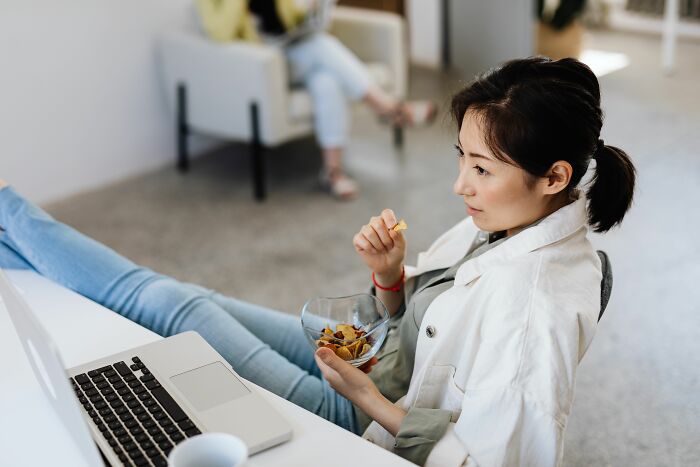 33 People Debate Whether Doing The Bare Minimum At Work Is Actually Fair
