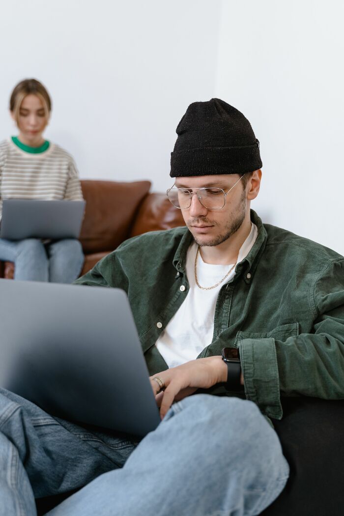 33 People Debate Whether Doing The Bare Minimum At Work Is Actually Fair