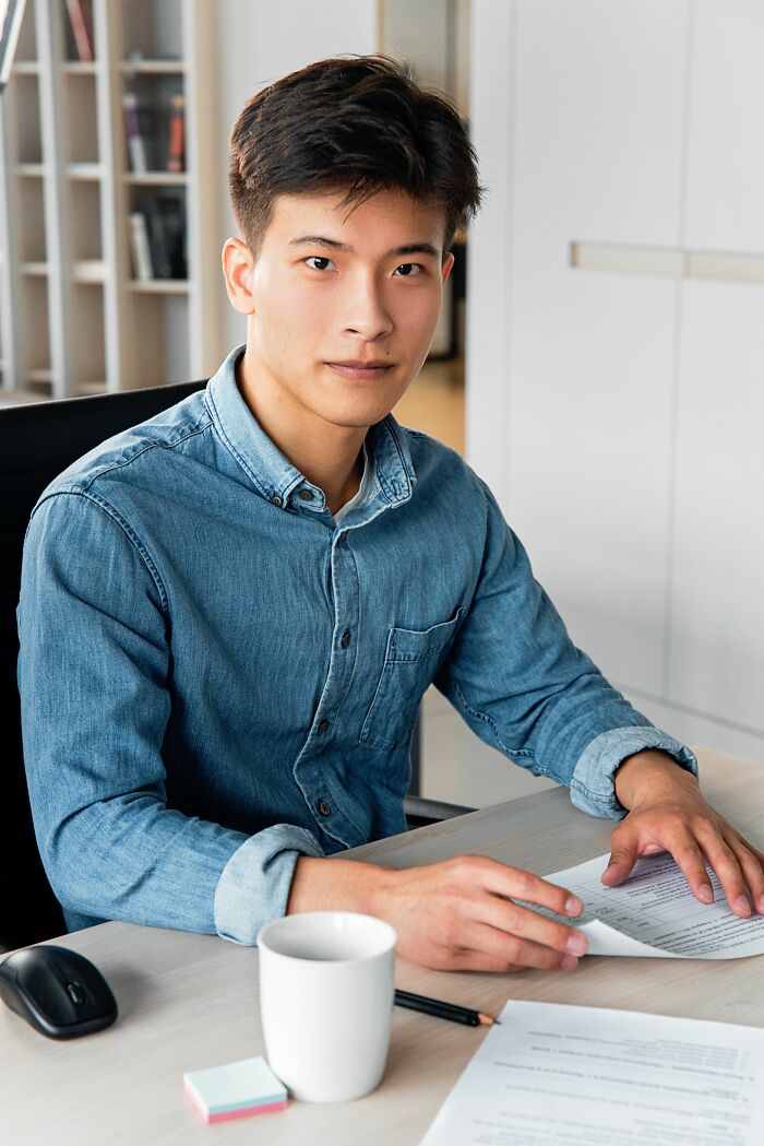 33 People Debate Whether Doing The Bare Minimum At Work Is Actually Fair