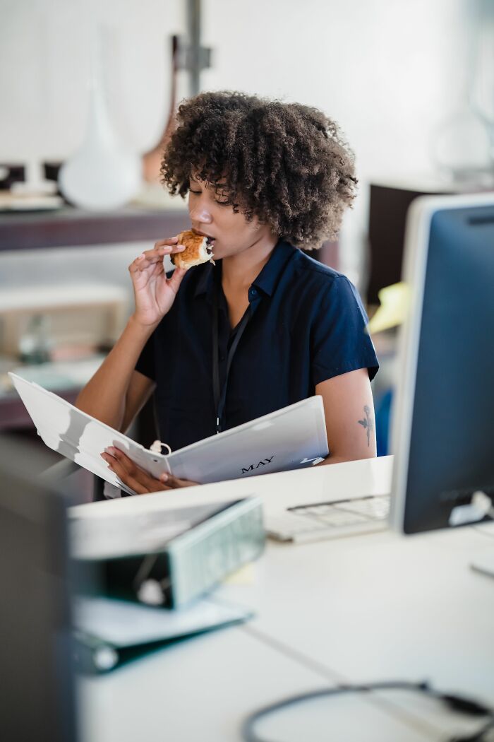 33 People Debate Whether Doing The Bare Minimum At Work Is Actually Fair