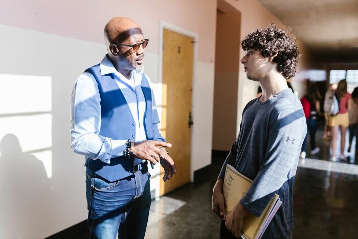 Newcomers in America engaging in conversation, sharing their surprise about new experiences.