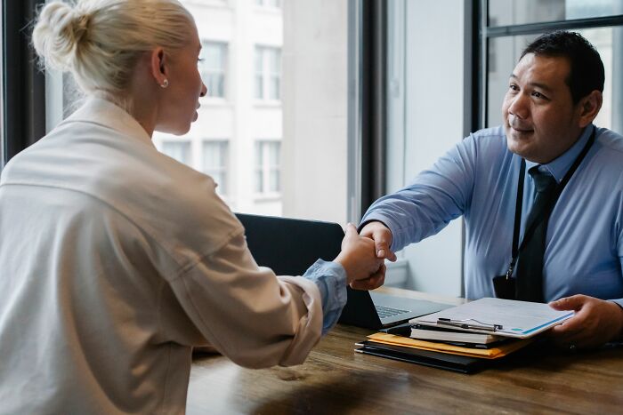 33 People Debate Whether Doing The Bare Minimum At Work Is Actually Fair