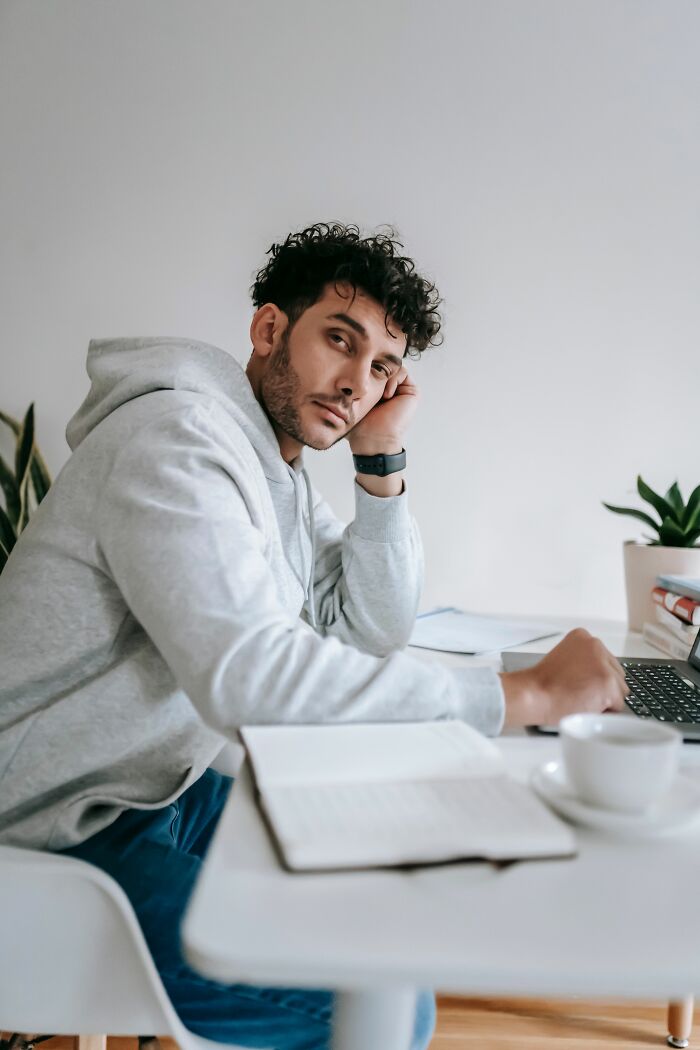 33 People Debate Whether Doing The Bare Minimum At Work Is Actually Fair