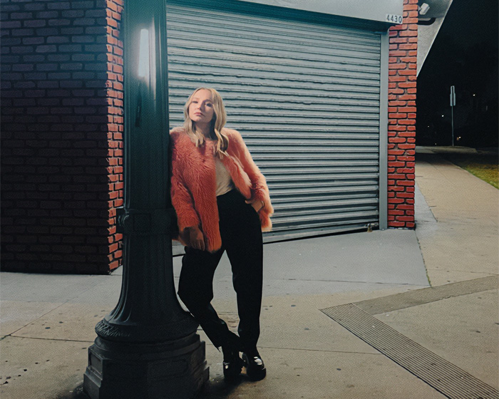 Hayden Panettiere leaning on a lamppost, with 911 dispatch audio revealing possible cause of passing. Hayden Panettiere leaning on a lamppost, with 911 dispatch audio revealing possible cause of passing.