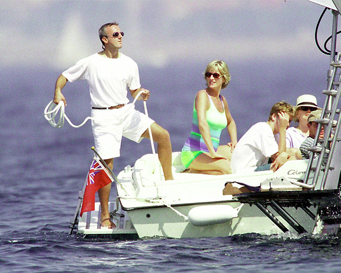 Princess Diana aboard a boat, wearing sunglasses, suggesting a secret pregnancy or a royal conspiracy theory. Princess Diana aboard a boat, wearing sunglasses, suggesting a secret pregnancy or a royal conspiracy theory.