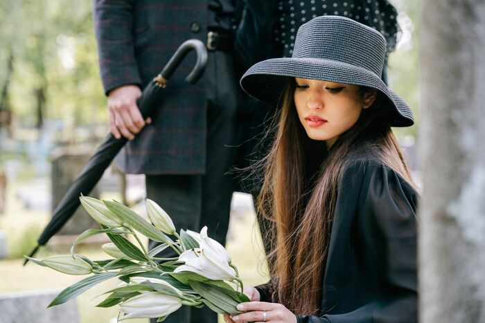 A woman mourns at a grave, symbolizing a friendship that fell apart after years.