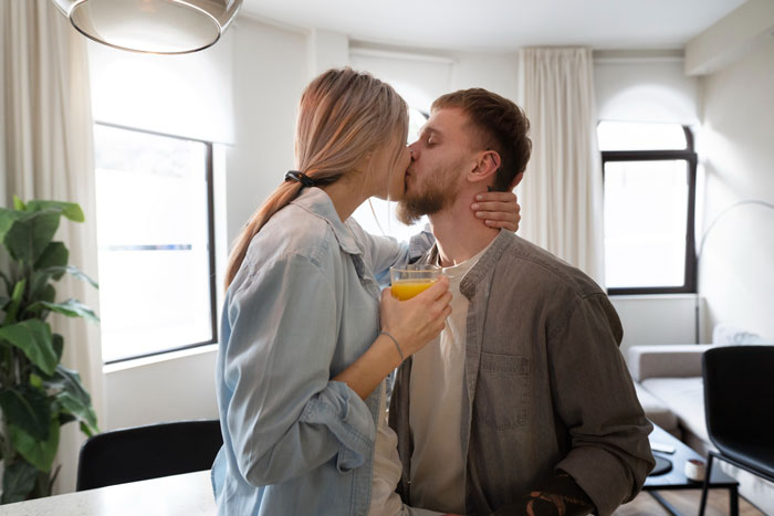 Woman Watches In Horror As Sis Kisses Her Fiancé, Who Turns Out To Be The Secret Guy She Dated In UK Woman Watches In Horror As Sis Kisses Her Fiancé, Who Turns Out To Be The Secret Guy She Dated In UK