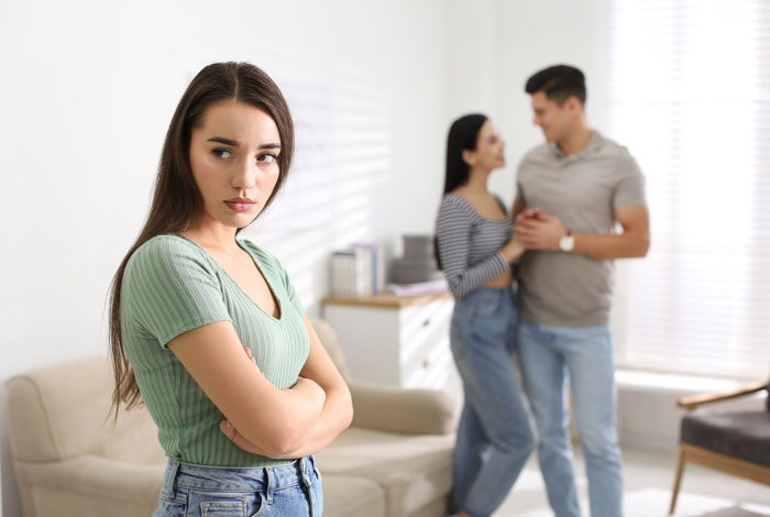 Woman Watches In Horror As Sis Kisses Her Fiancé, Who Turns Out To Be The Secret Guy She Dated In UK Woman Watches In Horror As Sis Kisses Her Fiancé, Who Turns Out To Be The Secret Guy She Dated In UK