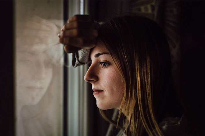 A woman helps her sister have a baby, looking out a window with a pensive expression, keeping the truth secret for 18 years. A woman helps her sister have a baby, looking out a window with a pensive expression, keeping the truth secret for 18 years.