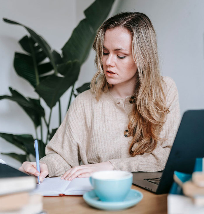 A woman helps her sister have a baby, writing down thoughts about keeping the truth secret for 18 years. A woman helps her sister have a baby, writing down thoughts about keeping the truth secret for 18 years.