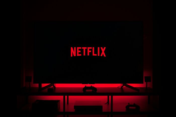 Kaleidoscope Is The 2023 Netflix Series Built Around A Structure That No Other Show Has Tried Before Kaleidoscope Is The 2023 Netflix Series Built Around A Structure That No Other Show Has Tried Before