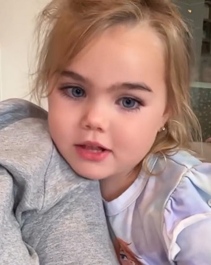 Woman Flooded With Messages Urging Her To Seek Help After Noticing Unique Detail Of Daughter's Appearance Woman Flooded With Messages Urging Her To Seek Help After Noticing Unique Detail Of Daughter's Appearance