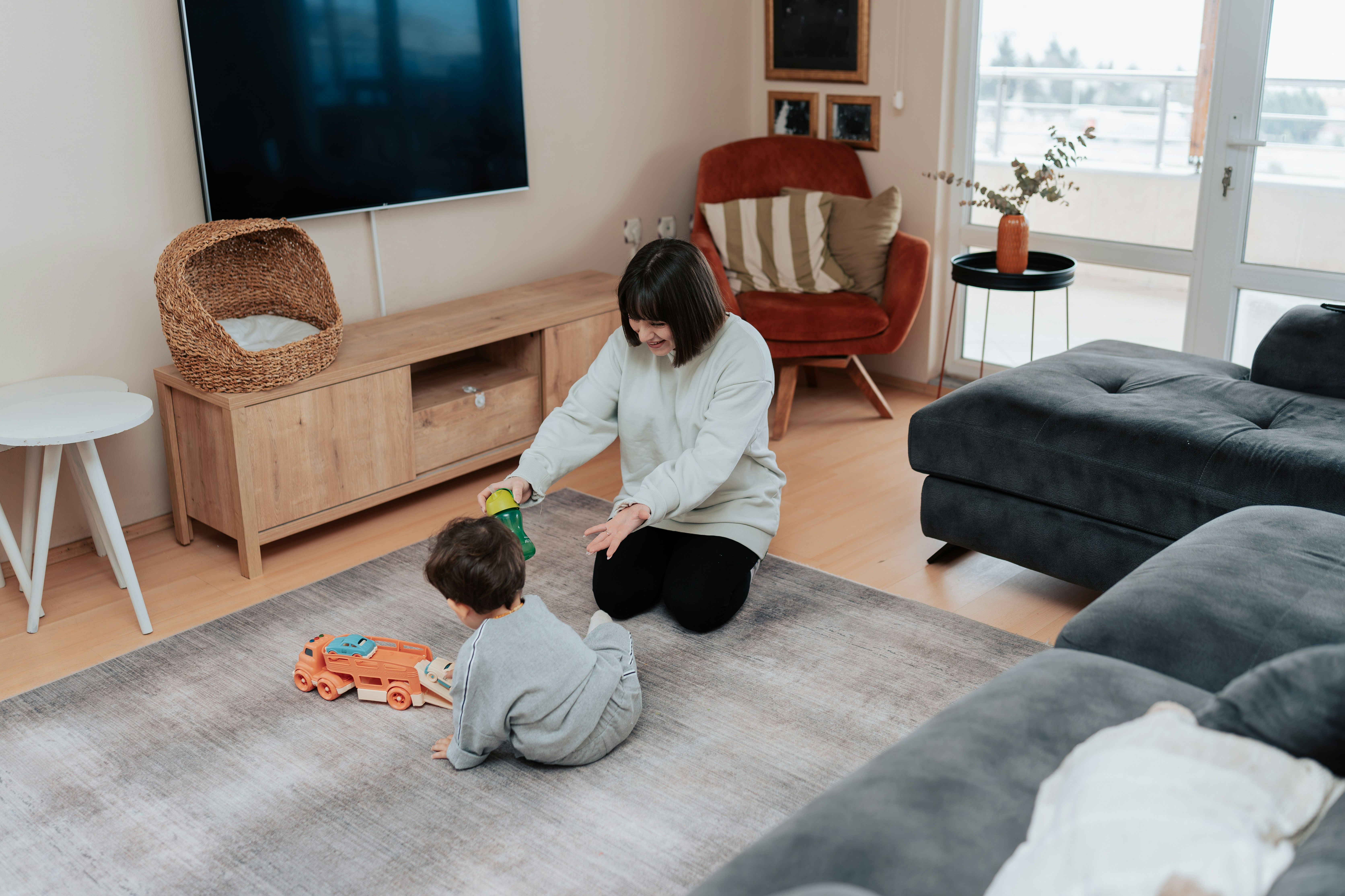 Snobby Aunt Thinks She Can Talk Trash About Babysitter In A Language She Doesn&rsquo;t Know, And It Backfires Badly