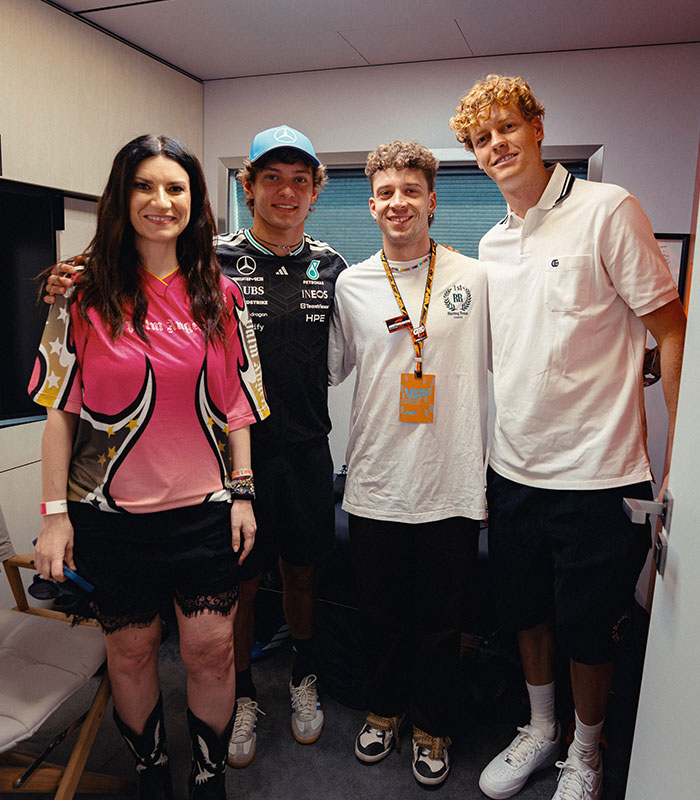 Laura Pausini, smiling with three men, an example of Instagram versus reality.