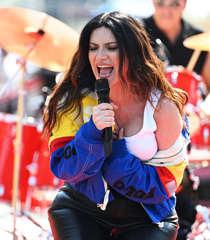 Laura Pausini singing passionately into a microphone, an example of Instagram versus reality.