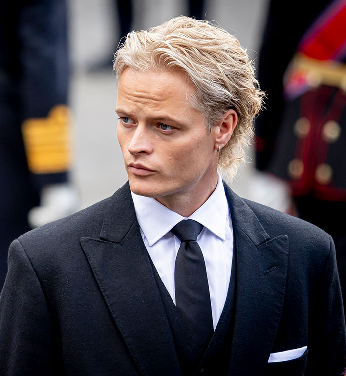 Stepson Of Norway’s King Snubbed At Royal Funeral, Hit With Bishop’s Damning Glare Amid Horrific Allegations Stepson Of Norway’s King Snubbed At Royal Funeral, Hit With Bishop’s Damning Glare Amid Horrific Allegations