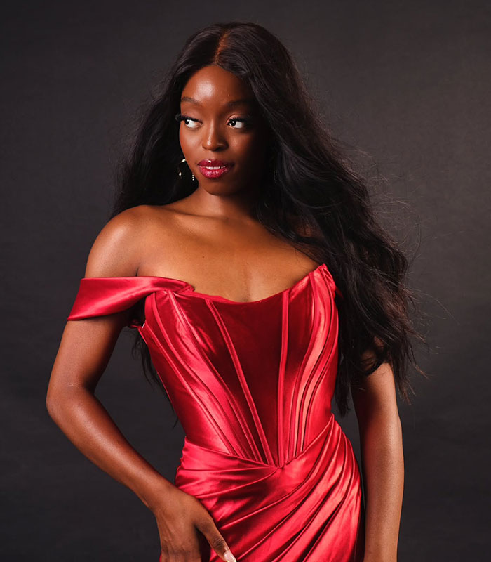 Universal Woman 2026 choice winner in a red gown, looking sideways, sparks outrage among netizens. Universal Woman 2026 choice winner in a red gown, looking sideways, sparks outrage among netizens.