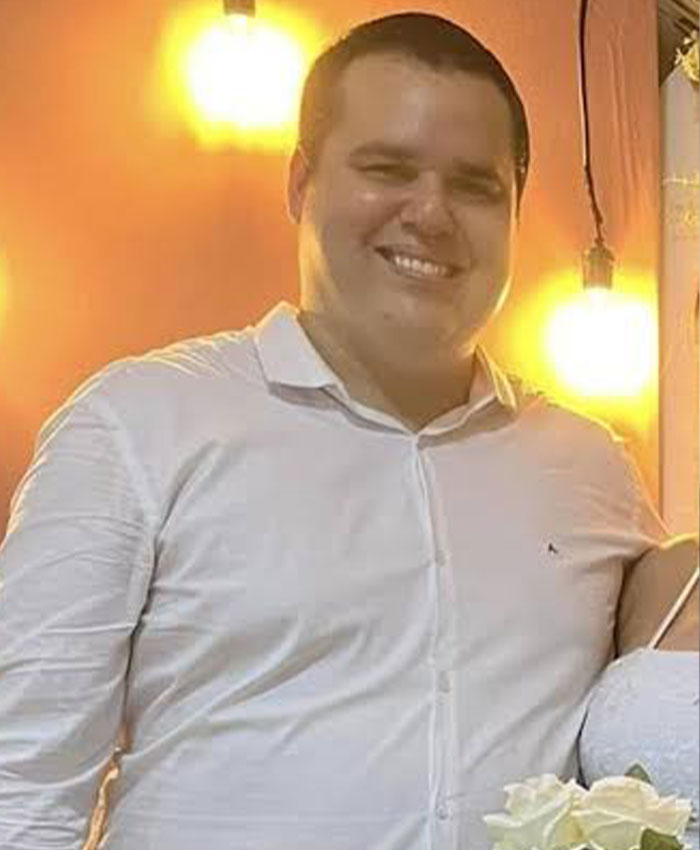 A smiling man wearing a white shirt, dating her boss theme A smiling man wearing a white shirt, dating her boss theme
