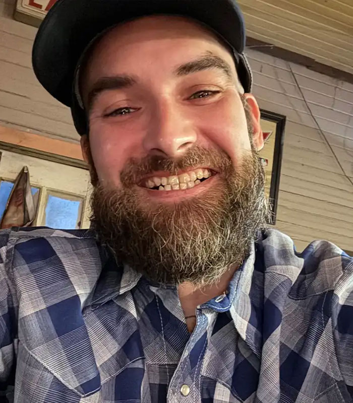 Man in a plaid shirt and cap, the victim of an attacker, identified his children's mother with his last words. Man in a plaid shirt and cap, the victim of an attacker, identified his children's mother with his last words.