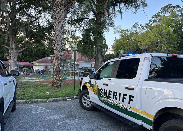 Sheriff car at a crime scene with yellow tape, related to the man's last words identifying his children's mother as his attacker. Sheriff car at a crime scene with yellow tape, related to the man's last words identifying his children's mother as his attacker.