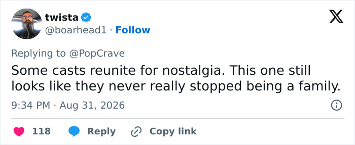 Screenshot of a tweet praising the Modern Family cast for looking like a real family in their reunion pic.