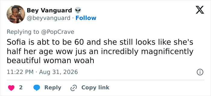 A tweet from Bey Vanguard about the Modern Family reunion pic, praising Sofia for her youthful looks.
