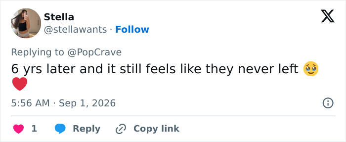 A screenshot of a tweet from Stella replying to @PopCrave about a Modern Family reunion photo. The user expresses sentiment.