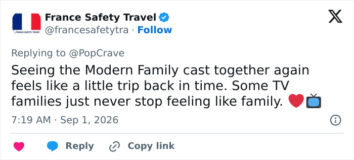 A tweet from France Safety Travel about the Modern Family reunion pic, commenting on the family feeling.