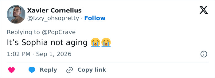 A fan's tweet about the Modern Family reunion pic, commenting on a major figure's ageless look.