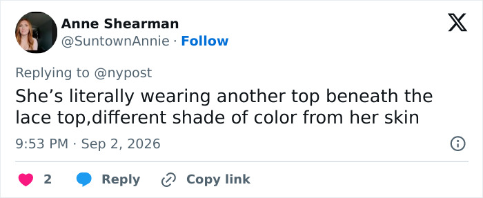 Screenshot of a netizen's comment about Sydney Sweeney's outfit, debating the mysterious marks on her rib and stomach. Screenshot of a netizen's comment about Sydney Sweeney's outfit, debating the mysterious marks on her rib and stomach.
