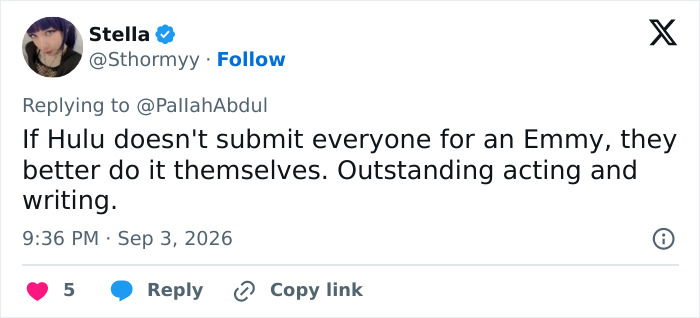 Screenshot of a tweet by user Stella praising the outstanding acting and writing of the Hollywood actress's new show. Screenshot of a tweet by user Stella praising the outstanding acting and writing of the Hollywood actress's new show.