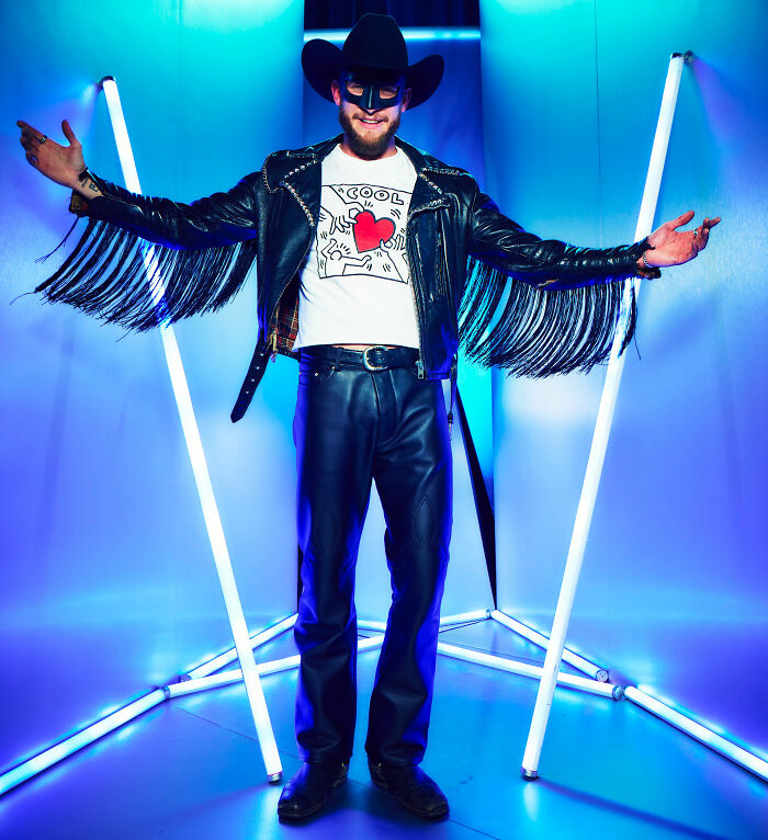 Man in leather fringe jacket and cowboy hat shows off unique VMAs outfit
