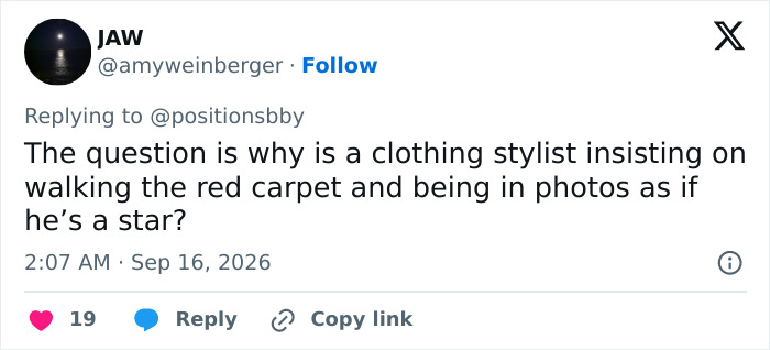 A tweet questioning why a Zendaya stylist would insist on walking the red carpet like a Hollywood star.