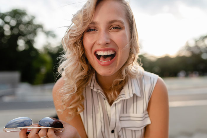 A laughing woman, an example of deserved karma.