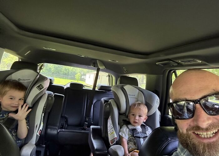 Man in sunglasses taking a selfie with two young children in car seats, he used his last words to identify his children's mother. Man in sunglasses taking a selfie with two young children in car seats, he used his last words to identify his children's mother.