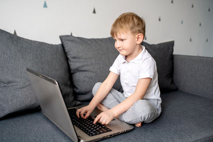 Mom Allows Her Bored Kid To Play On A Hotel Concierge’s Laptop, Gets Ballistic As He Says No Mom Allows Her Bored Kid To Play On A Hotel Concierge’s Laptop, Gets Ballistic As He Says No