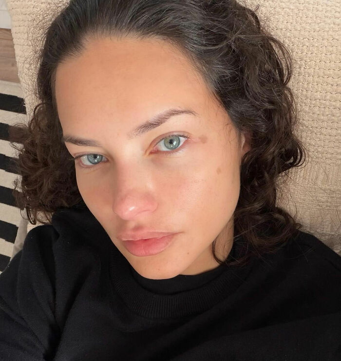 Adriana Lima, a model compared to Sydney Sweeney in comments about 10/10 models, looking at the camera. Adriana Lima, a model compared to Sydney Sweeney in comments about 10/10 models, looking at the camera.