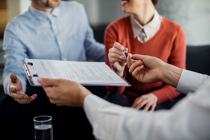 Woman Doesn't Want To Play "Big Happy Family," Demands Inheritance Be Divided Woman Doesn't Want To Play "Big Happy Family," Demands Inheritance Be Divided