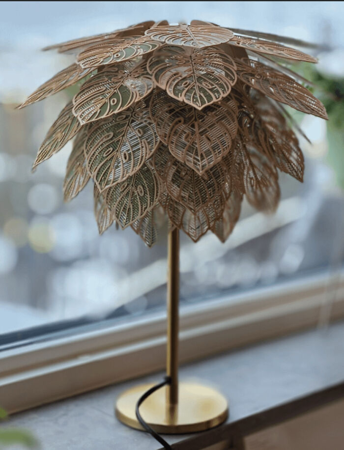 A beautiful lamp with a leaf-like design created using 3D printers.