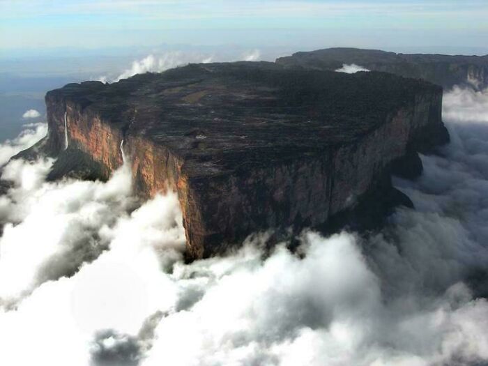 Mount Roraima Is Over 2 Billion Years Old, Predating Animals, Trees, And Dinosaurs. Its Sheer 400-Meter Cliffs Isolate An Ecosystem Found Nowhere Else On Earth