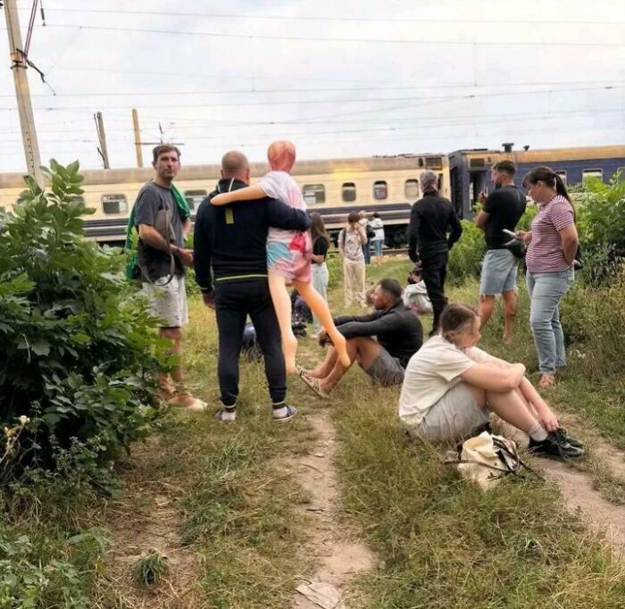 Un hombre ucraniano y su «novia» observan un tren detenido debido a un ataque aéreo cerca de Kiev.