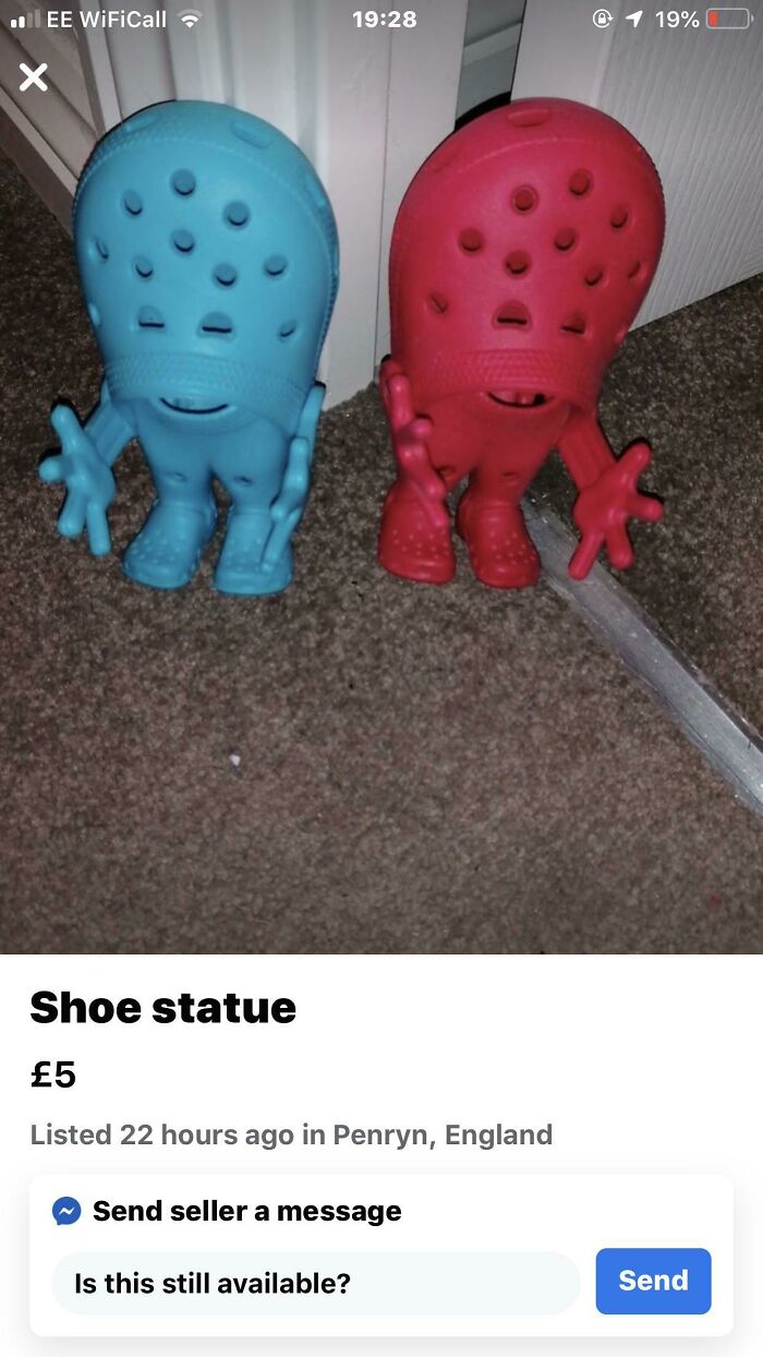 Two unhinged secondhand shoe statues, one red and one blue, on a carpet.
