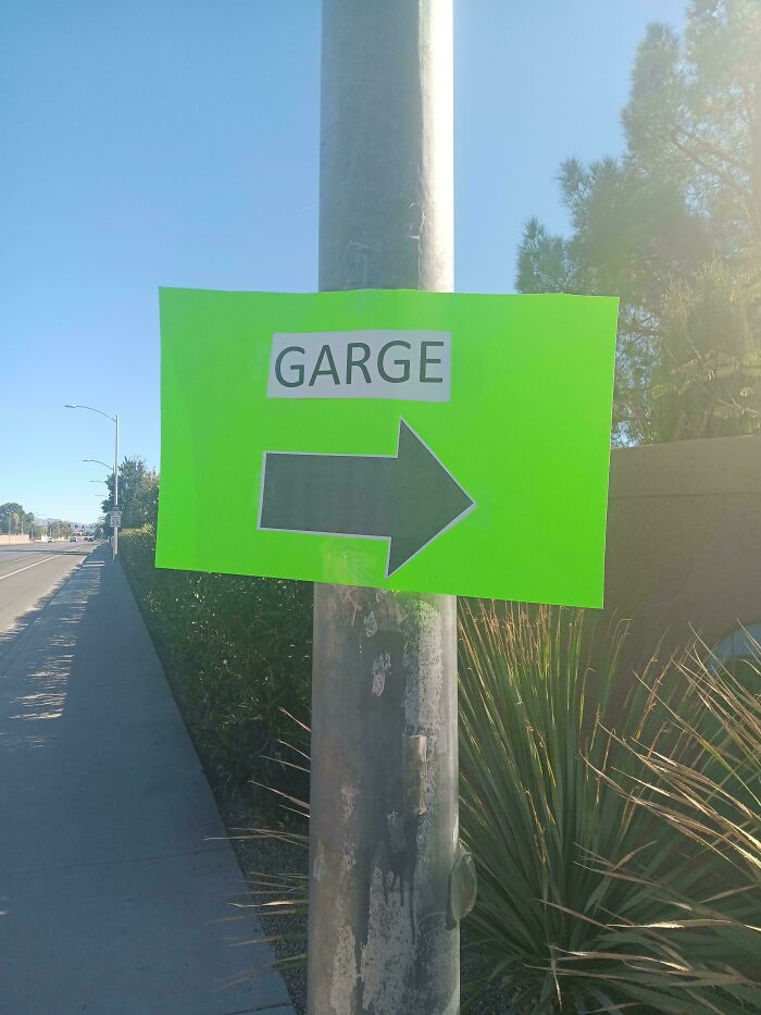 A chaotic sign spotted in the wild points right to the word GARGE, making people question reality.