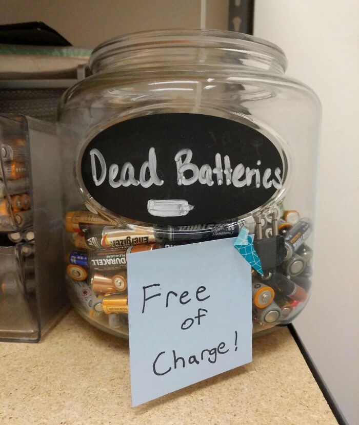 Jar labeled d**d batteries with free of charge note