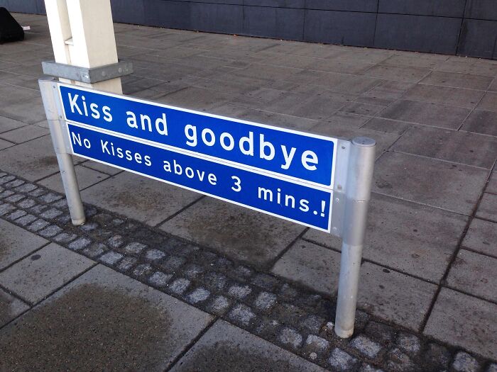 Hilarious street sign limiting kisses to no more than three minutes