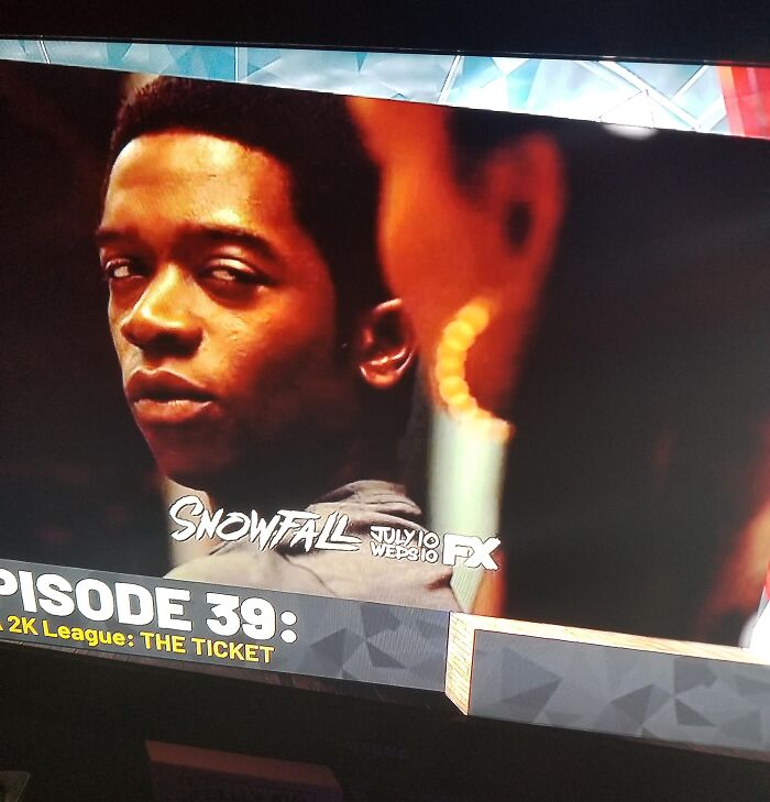 TV screen showing show information blocking the actors face, a terrible product design