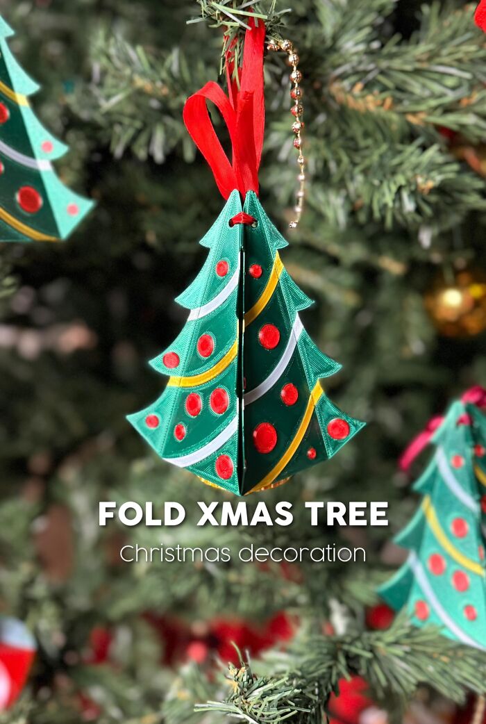 3D printed foldable Christmas tree decoration hanging on pine tree