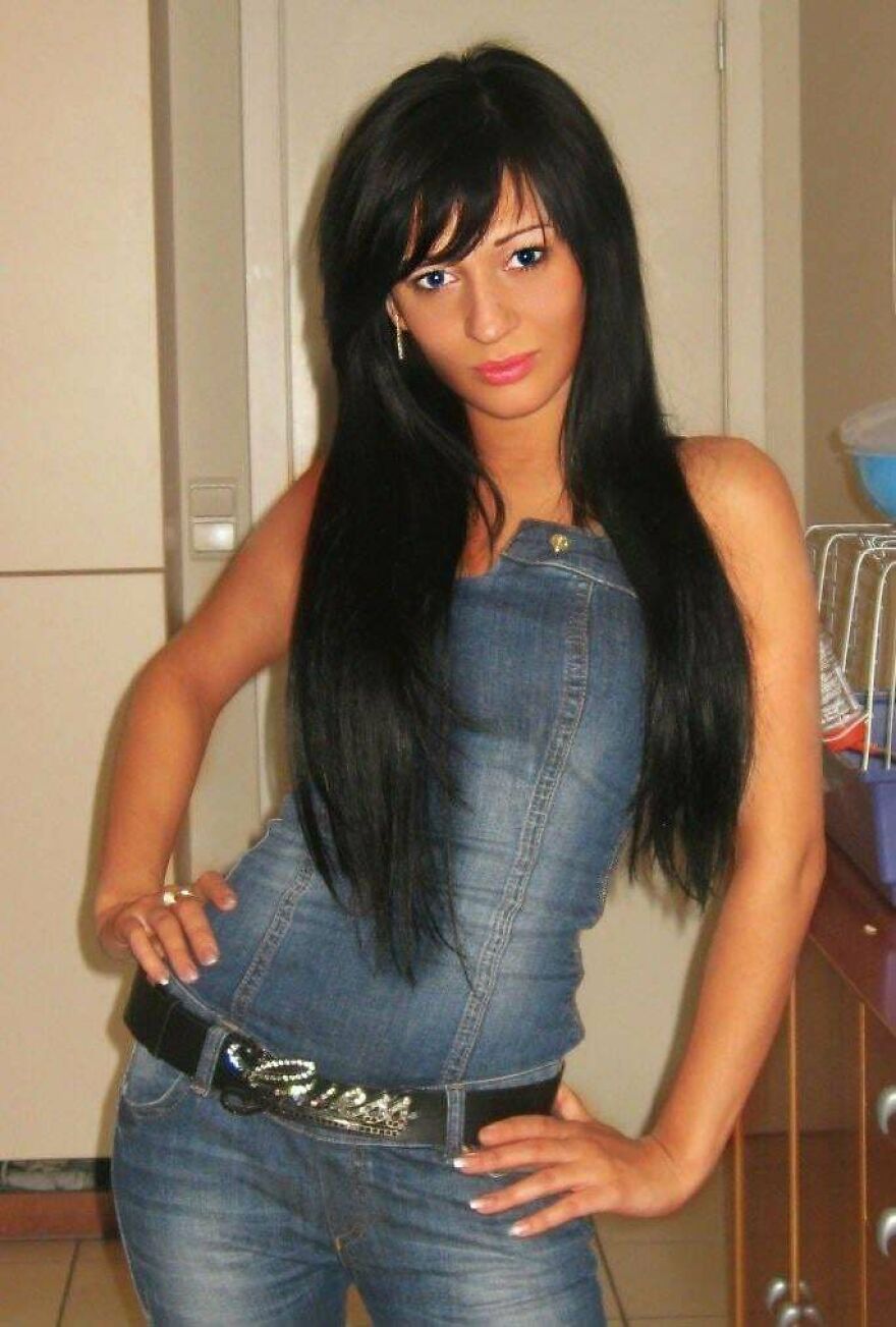 A young woman posing in a denim corset top and low rise jeans highlighting early 2000s fashion.