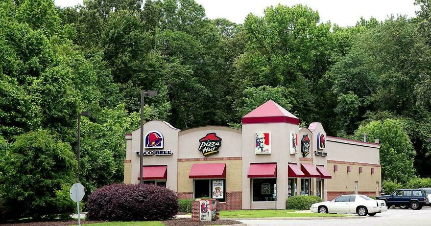 Classic combo fast food restaurant building popular during early 2000s